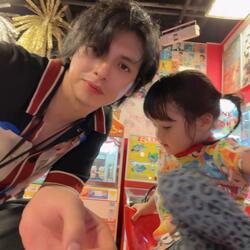  アレク、娘らとのデートの様子を公開「完璧な容姿」「本当に可愛い」の声 