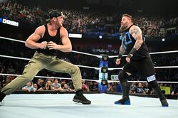 お騒がせYouTuberボクサー、“狂気の”右拳で人気レスラーを失神KO 突如乱入→卑劣な一撃に場内騒然