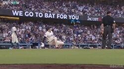 どうした？ 大谷翔平、圧巻2本塁打に隠れて…ホームで突如“一回転”の珍プレー まさかの出来事に本人もファンも大爆笑の一部始終「すってんころりん」