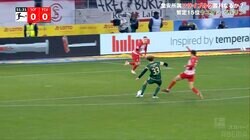 「これはイエロー」「踏まれてる」悪質スパイクに“悶絶土下寝” 堂安律の同僚が全速力ラフプレー→チェコ代表MF倒れこみサポーター動揺