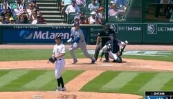 あの動きは一体、なんだ…！？ 大谷翔平、野手を襲った“打球”がヤバすぎる　前田健太から打ったヒットにファン騒然「かなり変化したな」「魔打球w」