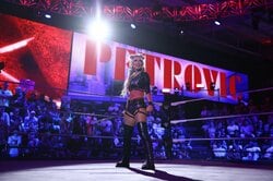 「すげえ高さ」空手黒帯の美女レスラー、“キル・ビル”オマージュの超絶ハイキック披露にファン驚愕「次の主役は決まった」