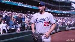 ド軍カーショー、家族の元へ駆け寄り誓った“健闘” 登板前の敵地で広がった感動光景…積み上げた「455」に球場が贈った“賛辞”