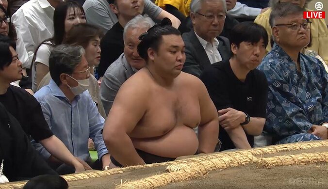 「目立ちすぎだってw」「え、本物?」大関・霧島の隣に鎮座する“まさか”の人物「取り組み控えてるみたい」「相撲とかけまして…」ツッコミ相次ぐ 2枚目