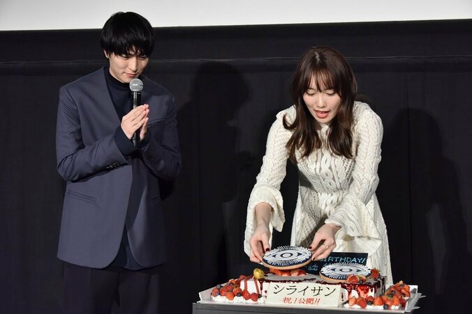 飯豊まりえ、薄気味悪いケーキで誕生日を祝われ「こんなに怖いケーキある？」 3枚目