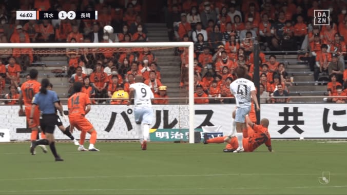 クロスバーを超える高さから縦に落ちたドライブシュート