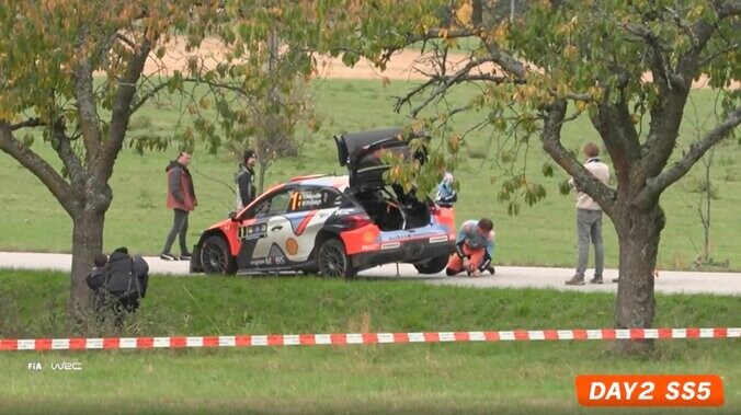 “公道最速”ラリーカー、ボンネット跳ね上がったまま大激走！ 視界半減も“全開”…目を疑う光景に37歳世界王者の意地 2枚目