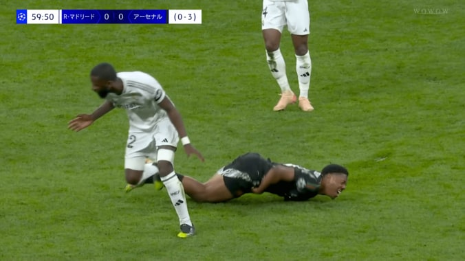 批判殺到！リュディガーの“突き飛ばし→お腹踏みつけ暴力”にファン激怒「酷すぎる」「わざとに見える…」「退場だろ」まさかのノーファウル判定も物議 5枚目