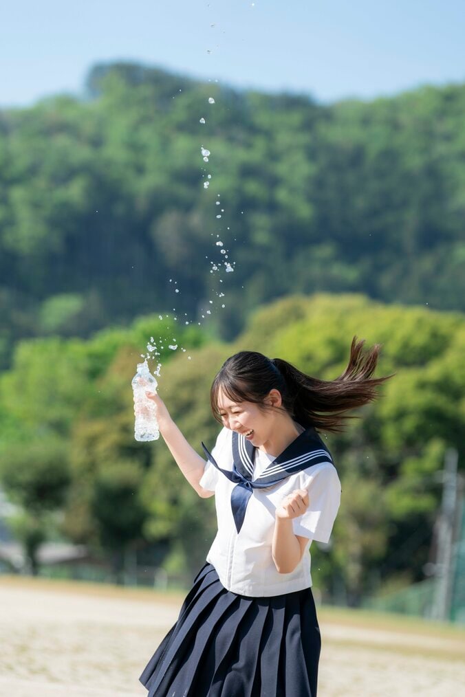 STU48・内海里音、大胆な背中見せカットにも初挑戦 1st写真集が10月8日発売「ギャップ萌ってこれか……となると思います！」 4枚目