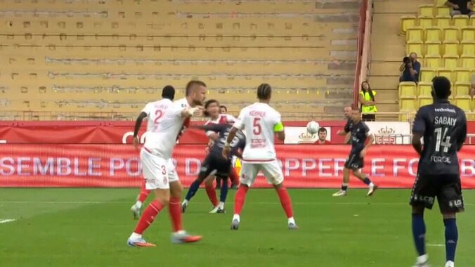 「いきなりキレた」南野拓実、相手選手を首投げ→OFRでPK献上！「突然どうした」「流石にPK」急な愚行にファン騒然 3枚目