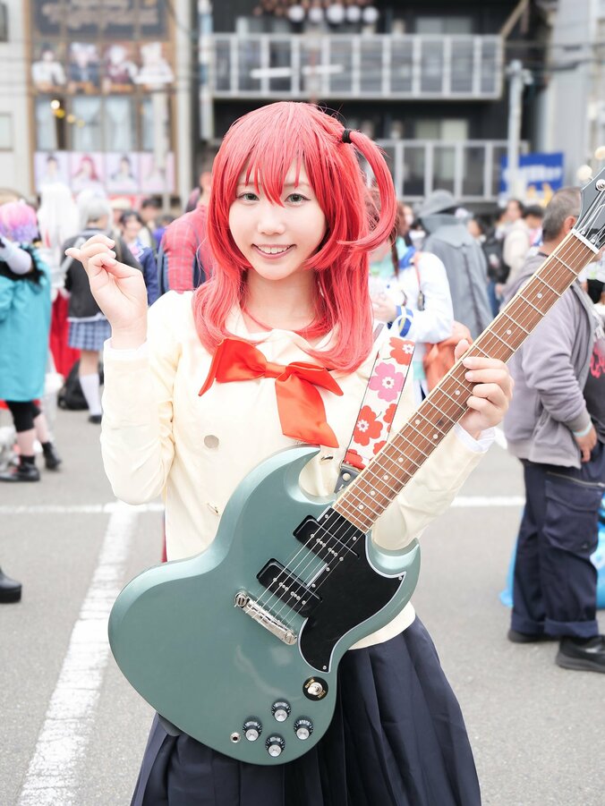 [Photos/Images] A Real Guitar That Stands Out! A Lively 'Bocchi the Rock!' Ikuyo Kita Cosplay Full of Sunny Vibes!! 4th