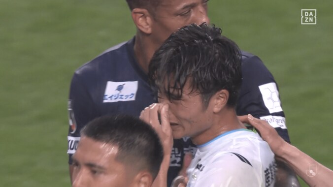 「泣いちゃうよ…」J2降格で号泣…古巣湘南の選手を次々に抱きしめた福岡FWの“優しさ”に感動反響「ウェリントンも辛そう」「本当に良い人」 3枚目