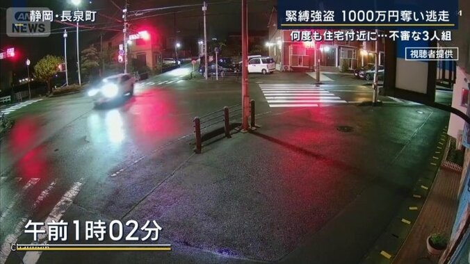 赤信号を突っ切って走る車