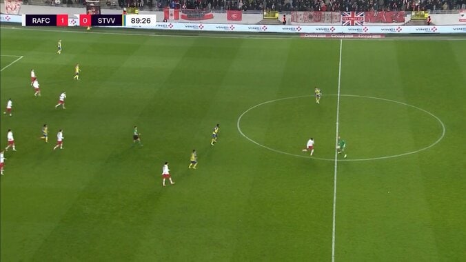 「今のは危なかったぞ」日本代表GK、ハーフラインまでの大胆飛び出しで大ピンチ→巨体を投げ出す豪快スライディング「あそこまで出てくるとは」 5枚目