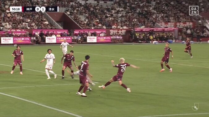 「乾は別格よ」「セクシー」乾貴士、2人抜きドリブル炸裂！緩急自在のテクニックで神戸DFを翻弄→チャンス創出の瞬間 4枚目