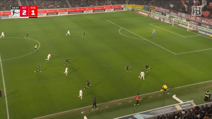 衝撃！日本代表MFが“股抜きドリブル”で相手2人を無力化「ぶち抜いた」「そこ突破するのバケモノ」鈴木唯人の決定機演出にスタジアム騒然 3枚目