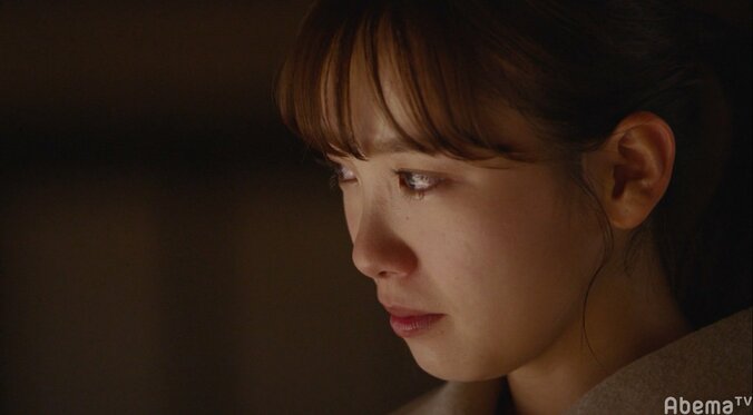 眠る芽衣（飯豊まりえ）のおでこに優しくキス…航太（佐野勇斗）の切なぎる決断に視聴者涙　「僕だけが17歳の世界で」第7話 9枚目