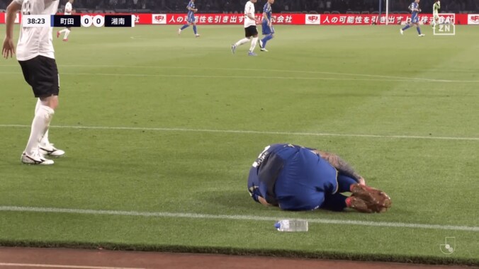 ガシャン！ 町田FWが“ポスト激突”で衝撃音→スタジアム＆SNS騒然「すげぇ音した」「それは痛い…」「デューク大丈夫か？」 2枚目