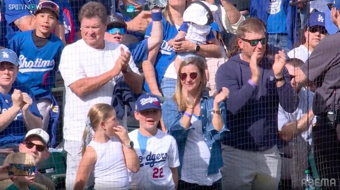 カーショー、“殿堂入りカーブ”で60発男から奪三振→掲げられた「ありがとう」 築いた3051…マウンドを降りる英雄に観客も“感謝の一幕” 3枚目