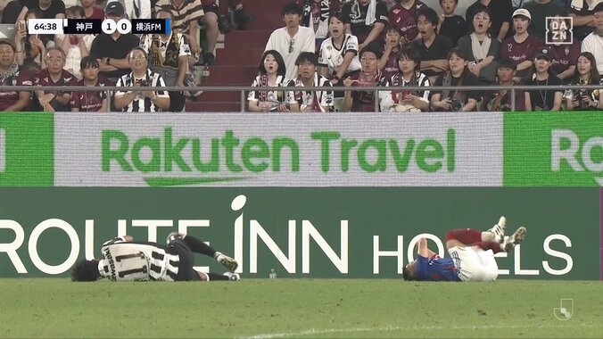 物議を醸すジャッジ！「意味わからん」「もろ後頭部」背後からジャンピングニーを喰らう危険接触→倒された選手がイエローカードでファンの不満噴出 4枚目