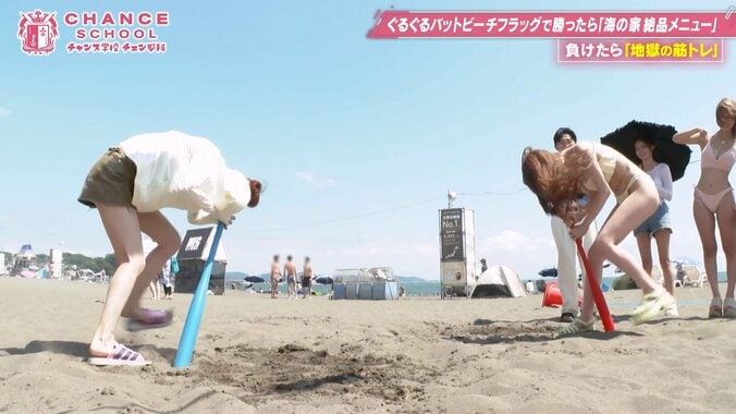 “大胆水着”のキャバ嬢、ぐるぐるバットで妖怪化！オズワルド伊藤のツッコミに「気合い入れてます（笑）」 5枚目