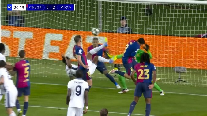「変態」「破壊力が違う」SNSで沸騰中！バルサ守備陣が硬直した規格外のバイシクルシュート炸裂の瞬間 5枚目