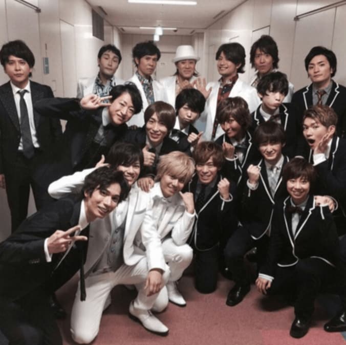 キムタクそっくり芸人・元木敦士　「ものまねジャニーズ軍団」の集合写真を公開 1枚目