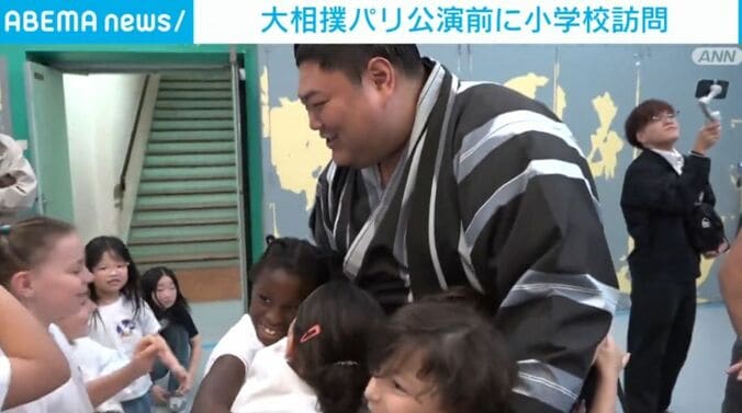 阿炎関と現地の小学生ら