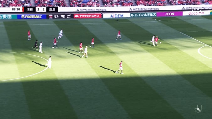 焦った根本はバックパスを出すが…