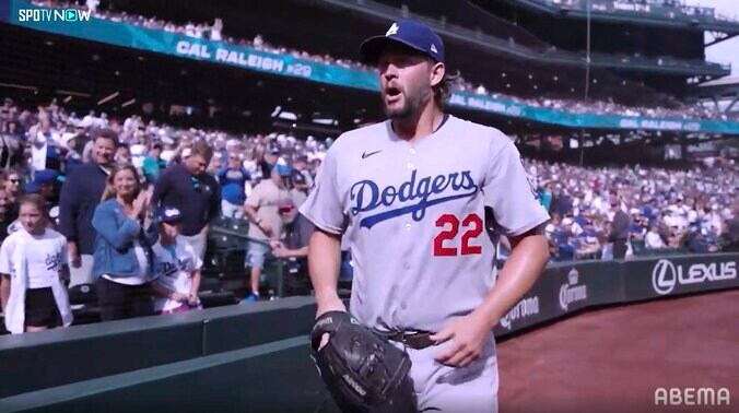 【写真・画像】ド軍カーショー、家族の元へ駆け寄り誓った“健闘” 登板前の敵地で広がった感動光景…積み上げた「455」に球場が贈った“賛辞”　1枚目