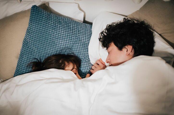 浅香航大、眠るトリンドル玲奈を愛おしそうになでなで…ベッドでのスキンシップにスタジオ悶絶『私たち結婚しました2』第8話