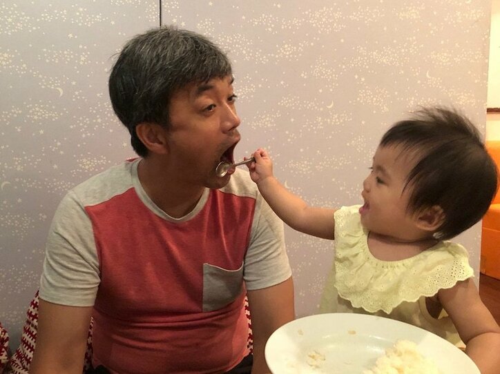 大渕愛子弁護士、母性を発揮する娘の姿を公開「可愛い～」「パパも嬉しそう」の声