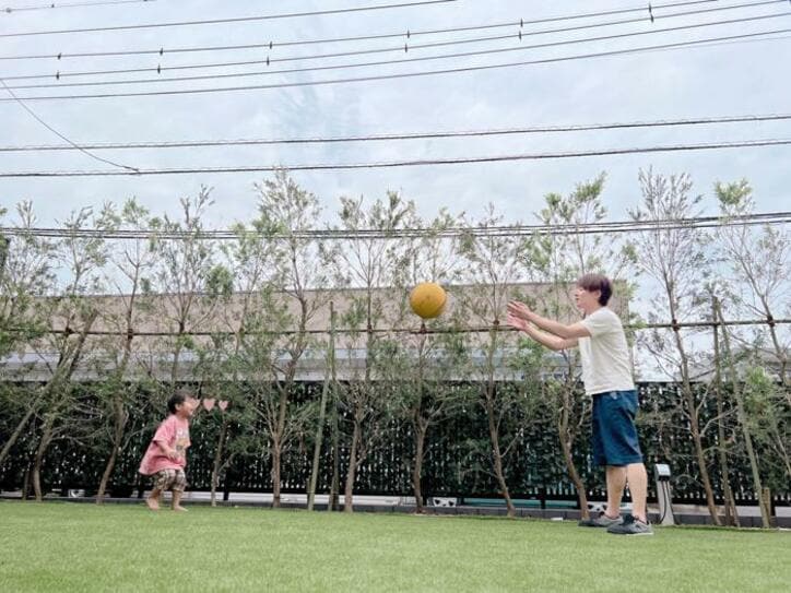  辻希美、夫・杉浦太陽と三男が庭でボール遊び「いい光景」 