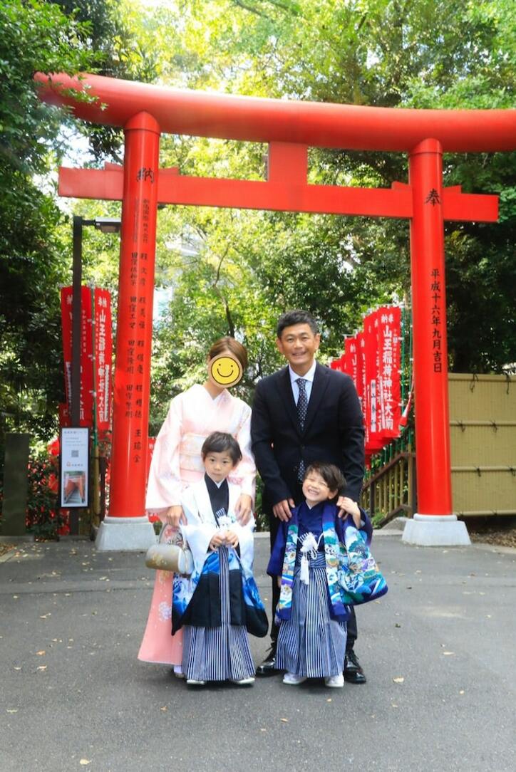  ココリコ・遠藤の妻、七五三での家族写真を公開「これからもすくすく成長してね」 