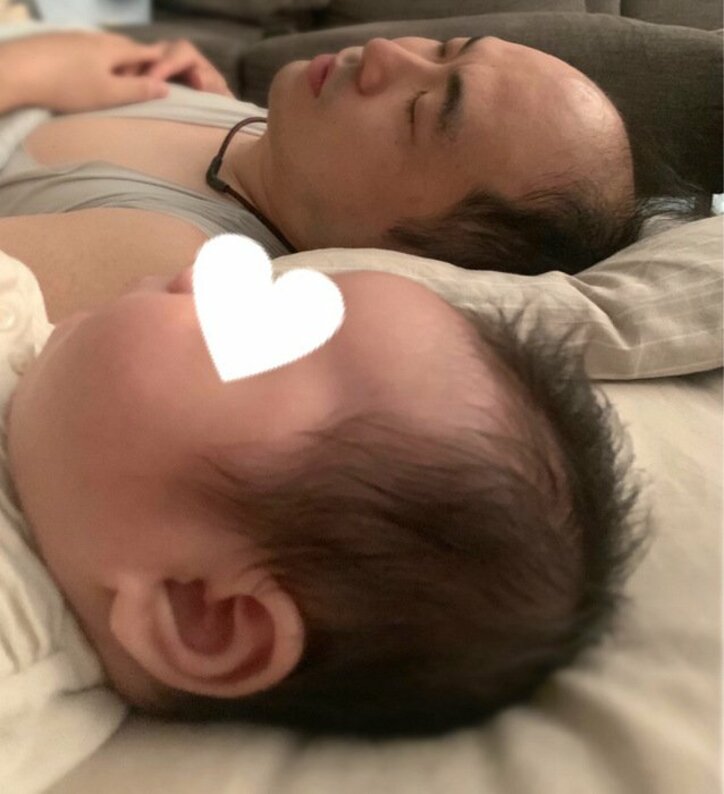 トレエン斎藤の妻、夫と息子の寝顔ショットを公開「赤ちゃんが2人」
