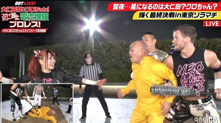 クロちゃん、美女レスラーのヒザをなめる！ 寒空に響いた悲鳴に「ガチで気色悪い」ネット騒然