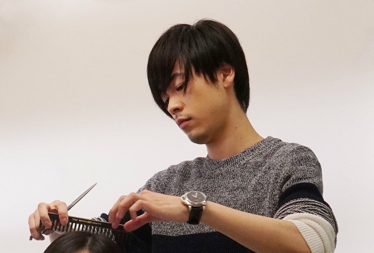 成田凌、美容師役のために免許取得 華麗なカットさばきも披露