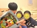 東MAX、父の日にもらったプレゼント&長女・詩歌ちゃん、次女・萌歌ちゃんとの親子3ショットを公開「たまらんね」