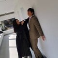 『最愛』吉高由里子が井浦新の“ネクタイを掴んで壁ドン”?!お茶目な2ショットに「笑わせていただきましたっ」「オコ顔もかわえぇ～」と喜びの声！