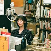 有村藍里の“頭に受話器”を乗せたお茶目な姿に「たまらなく可愛い」「オフィスに居て欲しい」の声