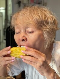 研ナオコ、“とうもろこしをガブリ”ショットを公開「最高に良い食べっぷり」の声