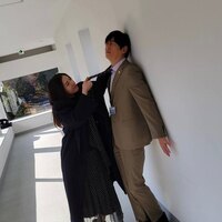 『最愛』吉高由里子が井浦新の“ネクタイを掴んで壁ドン”?!お茶目な2ショットに「笑わせていただきましたっ」「オコ顔もかわえぇ～」と喜びの声！