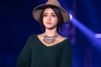 みちょぱ、“赤のすっけすけ”衣装を披露　セクシーショットにファン「超絶スタイル抜群」