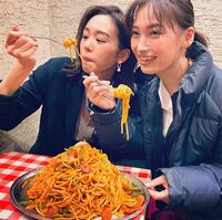 桐谷美玲＆大政絢、デカ盛りナポリタンを“本気食い”する姿に「凄い量!!」「食べきれました？」の声