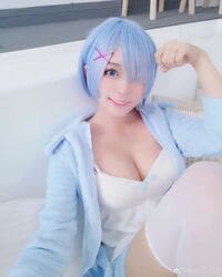 中国コスプレイヤー・Yuki亭が「リゼロ」レムのコスプレで猫ポーズ　日中から称賛コメント多数