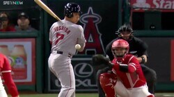 吉田正尚、一回転してイテテ「なにしてんねん！」危険スライダーの死球で飛び上がるも静かに一塁へ「大谷みたいに騒がないのねｗ」代打登場で今季9試合連続出塁を決めた瞬間