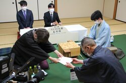 難解な中盤戦、羽生善治九段が50手目を封じる 藤井聡太王将はシリーズの主導権を握る2勝目を手にできるか／将棋・王将戦七番勝負第3局