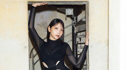 “2.5次元モデル”あまつまりな、濃紺ランジェリーで艶やかグラビア 『FLASH』