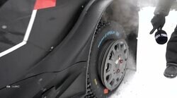 僅かな衝撃で大損害！ 世界ラリー、雪上で突如タイヤが外れた瞬間…快走が一変「40秒ロス」したアクシデントの瞬間