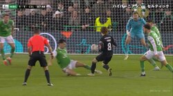 「よくやった！」古橋亨梧、シュート直後に強烈なスネ蹴りを喰らってPK獲得！試合終了間際にライン上でスライディングを受けて大転倒、決勝点をお膳立てした瞬間